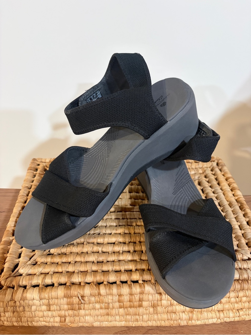 Women's Clarks Cloud Steppers Arla Gracie Women 10 W Shoes Black Strappy Sandal